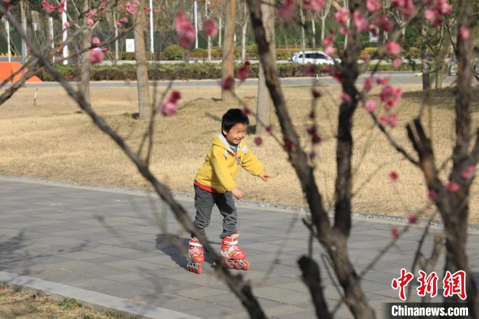 小朋友公園里玩耍?！∴囆?qiáng) 攝