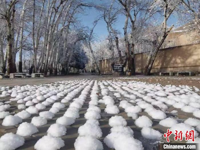 圖為春雪過后的莫高窟美不勝收?！≈鼙笕?攝