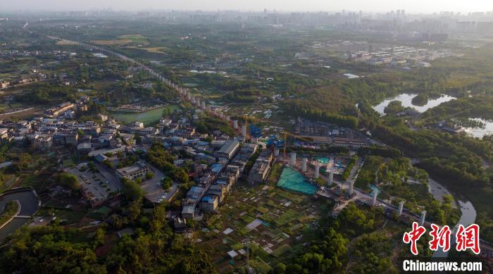 航拍正在建設中的成都至自貢高速鐵路成都段?！⒅铱?攝