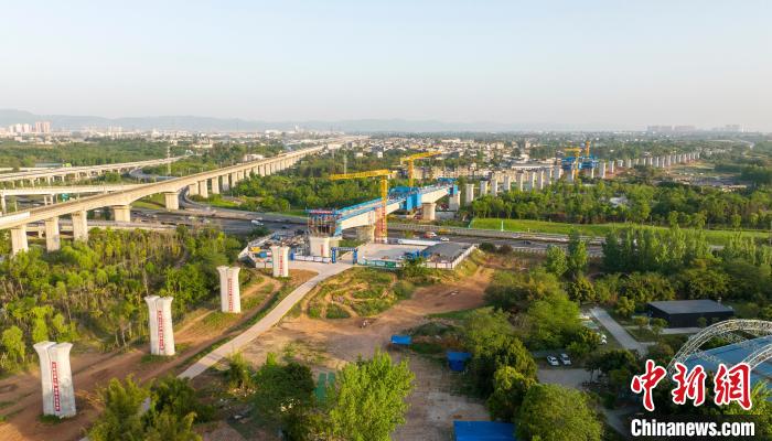 航拍正在建設的成都至自貢高速鐵路跨成都繞城高速公路連續(xù)梁施工現(xiàn)場?！⒅铱?攝