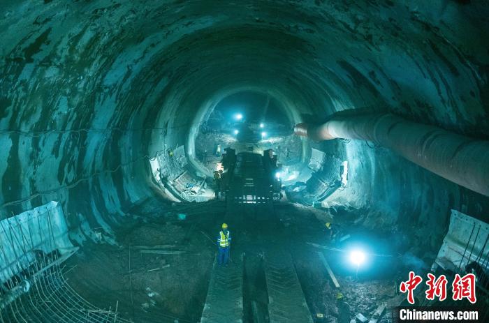 正在掘進中的龍泉山1號隧道?！⒅铱?攝