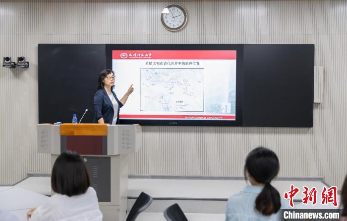 天津師范大學(xué)跨文化與世界文學(xué)研究院院長、教授郝嵐正在為同學(xué)們上課。　王在御 攝
