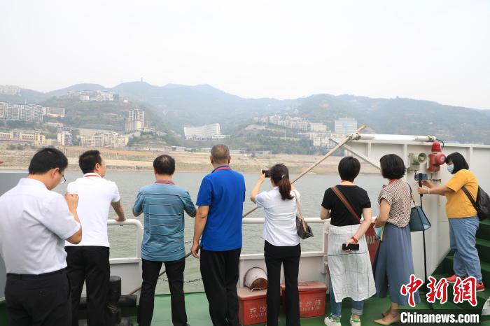 重慶市政協(xié)“同心聚力巴渝行”主題采訪團(tuán)15日走進(jìn)奉節(jié)，了解當(dāng)?shù)卣f(xié)委員護(hù)江成效?！×簹J卿 攝