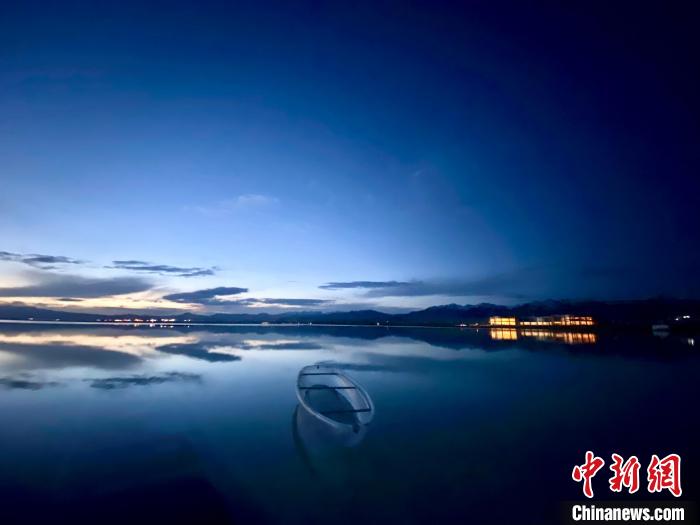 圖為茶卡天空壹號(hào)景區(qū)?！±罱瓕?攝