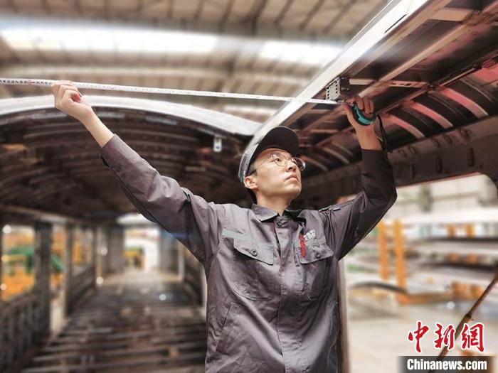 王漢卿在安裝車頂二次骨架吊?！∈茉L者供圖