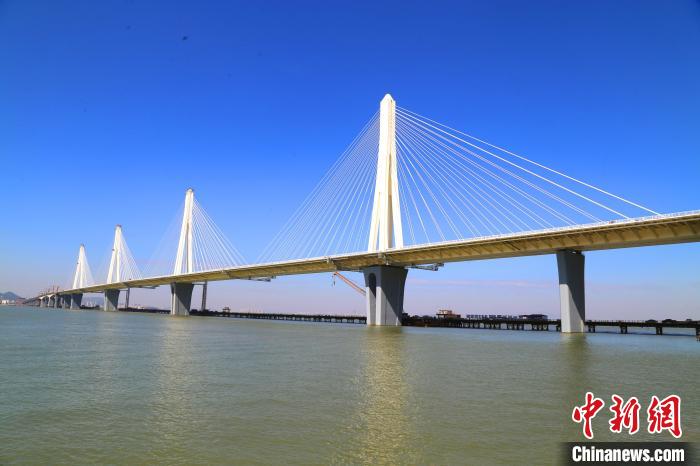 建設(shè)中的珠海金海特大橋。　孟慶虎 攝