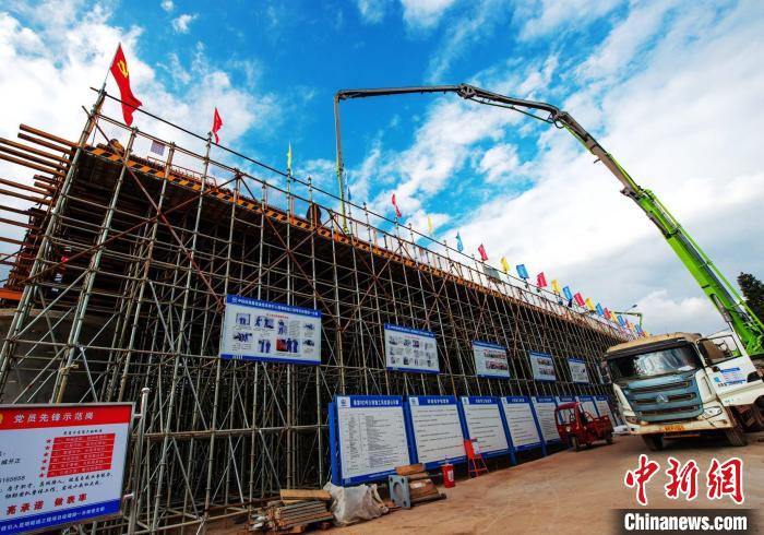 圖為渝昆高鐵云南段境內(nèi)首座大橋連續(xù)梁混凝土澆筑施工現(xiàn)場?！『螀矽i 攝