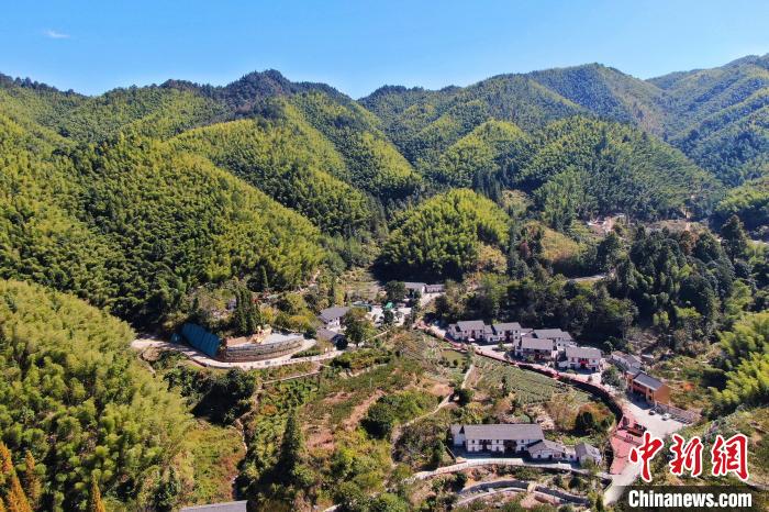 航拍江西井岡山市神山村，青山環(huán)繞，風景秀美?！⒘?攝