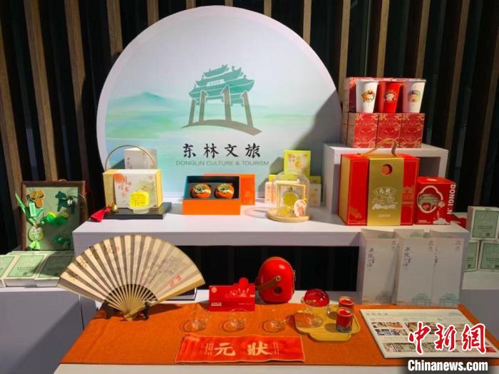 發(fā)展論壇現(xiàn)場展出的無錫城市文創(chuàng)作品?！O權(quán) 攝