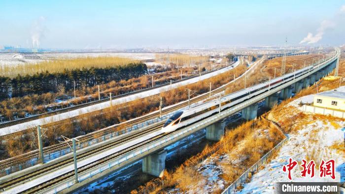 動車組列車在運行中。　哈鐵提供