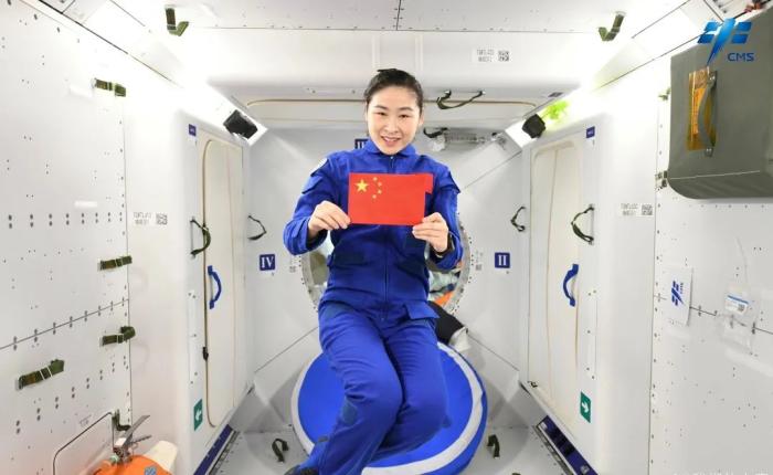 航天員劉洋背后是問(wèn)天實(shí)驗(yàn)艙睡眠區(qū)。圖片來(lái)源：中國(guó)載人航天工程辦公室官方微信