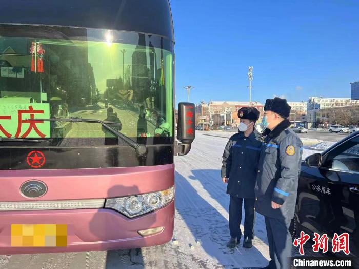 交通執(zhí)法人員檢查客運(yùn)車輛手續(xù)。　黑龍江省交通運(yùn)輸廳供圖
