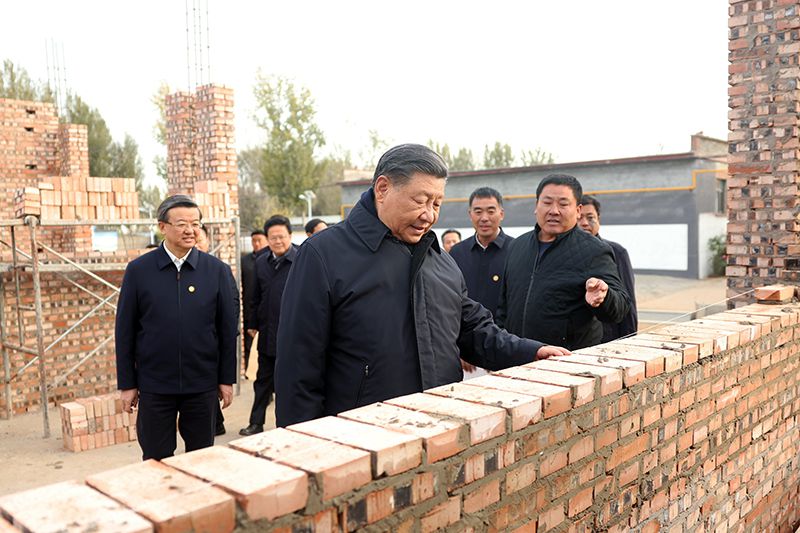 2023年11月10日，習(xí)近平總書記在河北保定涿州市刁窩鎮(zhèn)萬全莊村房屋重建施工現(xiàn)場考察。