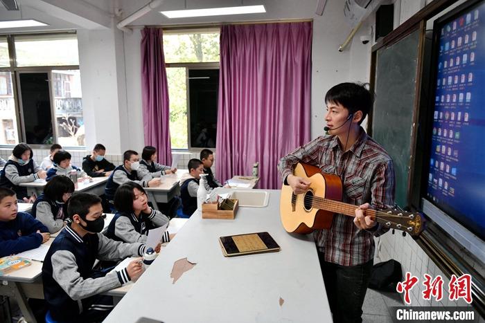 圖為3月16日，張家豪在福建福州延安中學(xué)教學(xué)。 <a target='_blank' href='/'><p  align=
