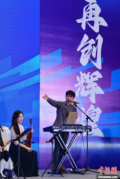 圖為3月9日，福建福州，張家豪(右)與林佳臻在臺(tái)上演出。 <a target='_blank' href='/'><p  align=