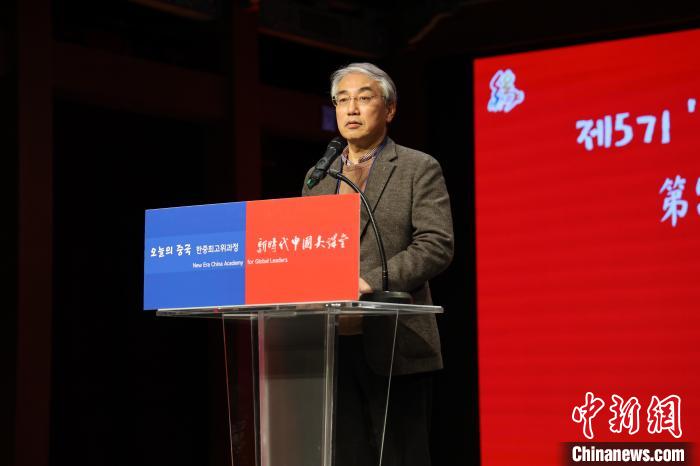 韓國前國務(wù)調(diào)整室長李錫駿致辭。　中國駐韓國大使館供圖