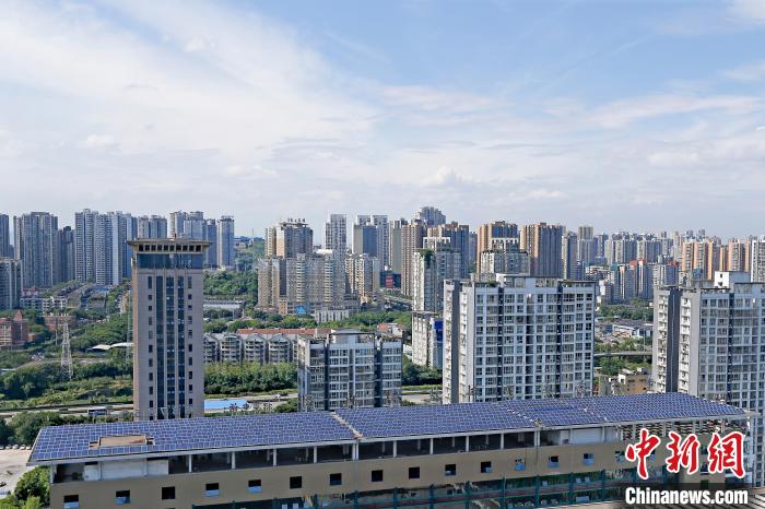 圖為輝騰能源在重慶市九龍坡區(qū)留學生創(chuàng)業(yè)園屋頂建設(shè)的光伏發(fā)電示范項目?！∈茉L企業(yè)供圖