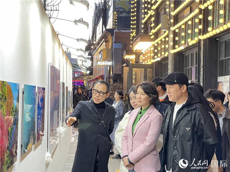 韓國中小風險企業(yè)部長官李永參觀梨泰院街頭藝術展。實習生 許鵬飛攝