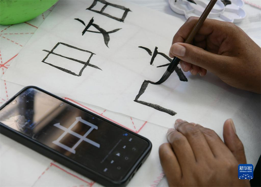 4月18日，肯尼亞學(xué)生在內(nèi)羅畢大學(xué)孔子學(xué)院舉辦的活動(dòng)上寫(xiě)毛筆字?？夏醽唭?nèi)羅畢大學(xué)孔子學(xué)院18日舉辦“中文，增進(jìn)文明對(duì)話”主題活動(dòng)，慶祝即將到來(lái)的第14個(gè)聯(lián)合國(guó)中文日?？夏醽唽W(xué)生參與互動(dòng)，進(jìn)行書(shū)法、剪紙、唱中文歌等活動(dòng)。新華社記者 韓旭 攝