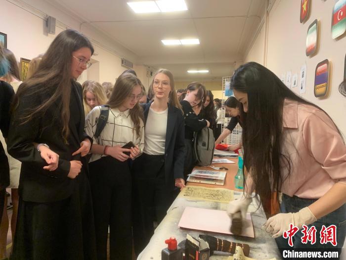 4月21日，莫斯科國立語言大學(xué)孔子學(xué)院附屬中學(xué)舉辦“國際中文日”活動(dòng)，學(xué)生們體驗(yàn)雕版印刷?！∧箍茋⒄Z言大學(xué)孔子學(xué)院 供圖