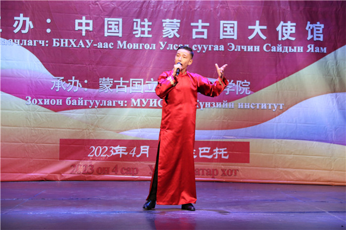 一等獎(jiǎng)選手賀希格中學(xué)的包勒爾德表演貫口《玲瓏塔》。蒙古國(guó)立大學(xué)孔子學(xué)院供圖