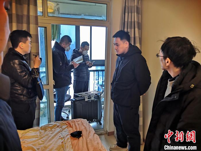 丹東市公安局民警抓捕犯罪嫌疑人，在其家中進(jìn)行搜查。　丹東市公安局供圖