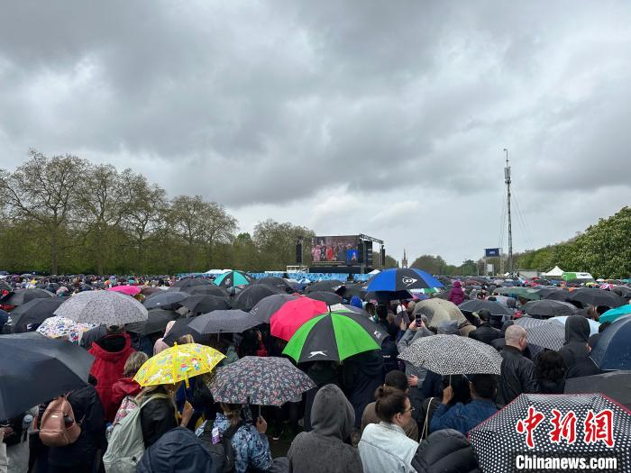 當(dāng)?shù)貢r(shí)間5月6日，英國(guó)國(guó)王查爾斯三世的加冕儀式舉行。民眾雨中觀看儀式?！W陽開宇 攝