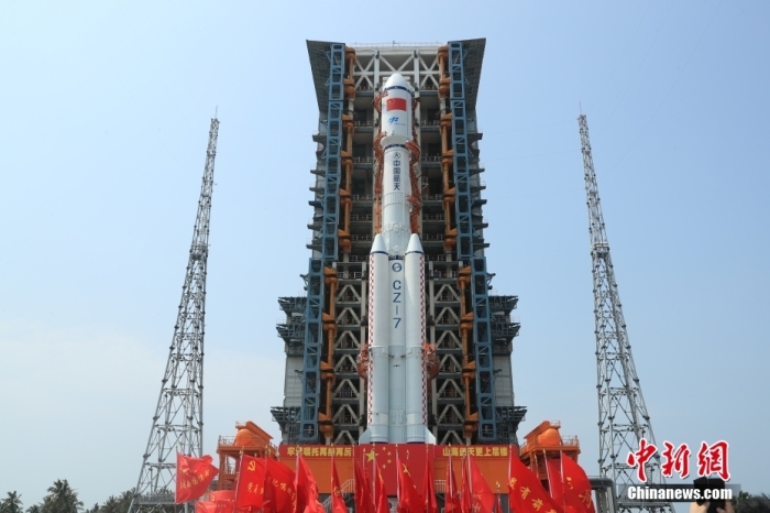 圖為轉(zhuǎn)運現(xiàn)場。攝影 邱立軍 黃國暢
