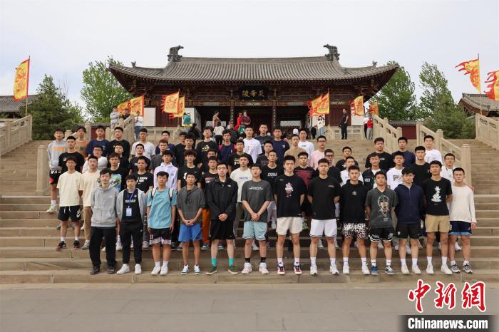 比賽結(jié)束后，兩岸學(xué)生參訪高平炎帝陵?！≈鬓k方供圖