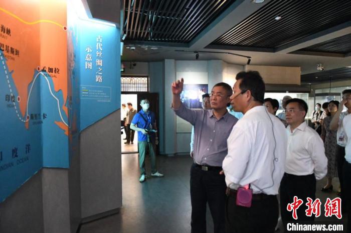 圖為蔡達峰一行在合浦漢代文化博物館考察?！×趾?攝