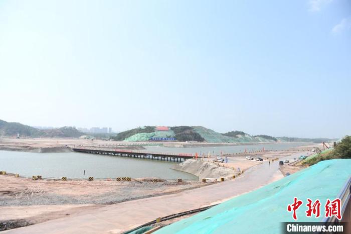 圖為平陸運河青年樞紐工程項目現(xiàn)場?！×趾?攝