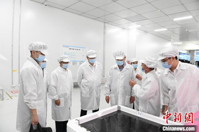 圖為蔡達峰一行在惠科電子(北海)科技產(chǎn)業(yè)園調(diào)研?！×趾?攝