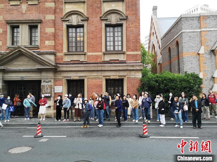新階層人士走讀“外灘源”?！》队畋?攝