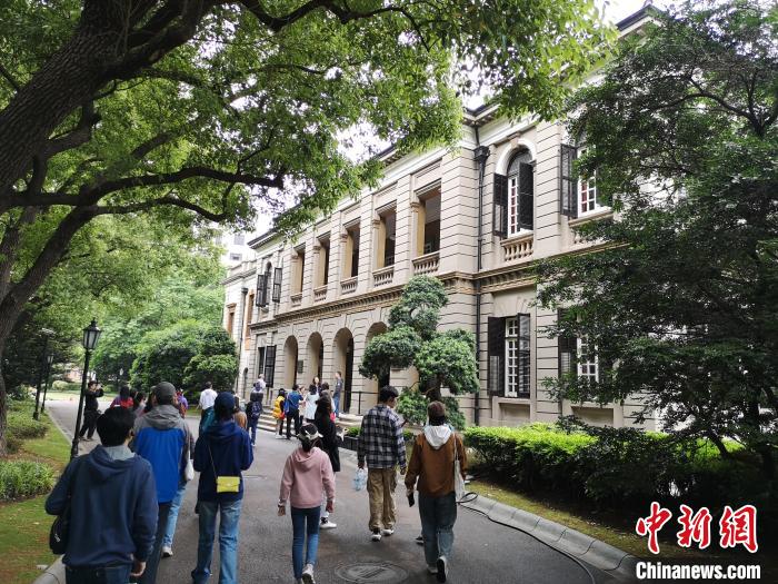新階層人士參觀英國駐滬領事館?！》队畋?攝