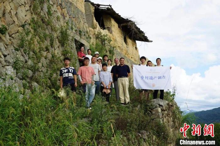杜曉帆與該中心教師團(tuán)隊(duì)調(diào)研足跡遍布全中國(guó)各省市800多個(gè)城鄉(xiāng)聚落、文化景觀等?！?fù)旦大學(xué)國(guó)土與文化資源研究中心供圖