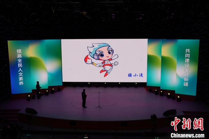 活動現(xiàn)場發(fā)布“2023新疆動漫節(jié)”的logo、吉祥物與宣傳口號?！±★w 攝
