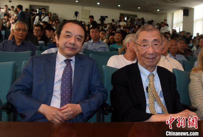 高能論壇開始前，丁肇中先生(右)與主持論壇的中科院高能所所長王貽芳院士合影?！?lt;a target='_blank' href='/'><p  align=