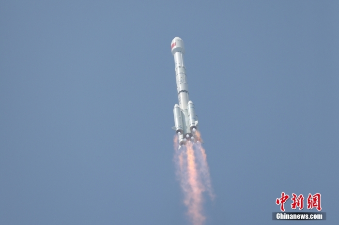5月17日10時49分，我國在西昌衛(wèi)星發(fā)射中心用長征三號乙運(yùn)載火箭，成功發(fā)射第五十六顆北斗導(dǎo)航衛(wèi)星。該衛(wèi)星屬地球靜止軌道衛(wèi)星，是我國北斗三號工程的首顆備份衛(wèi)星。入軌并完成在軌測試后，將接入北斗衛(wèi)星導(dǎo)航系統(tǒng)。此次發(fā)射是北斗三號工程高密度組網(wǎng)之后，時隔3年的首發(fā)任務(wù)。朱磊 攝
