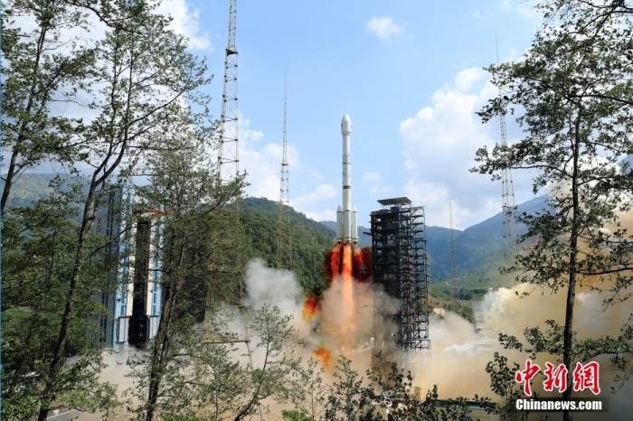 5月17日10時49分，我國在西昌衛(wèi)星發(fā)射中心用長征三號乙運(yùn)載火箭，成功發(fā)射第五十六顆北斗導(dǎo)航衛(wèi)星。該衛(wèi)星屬地球靜止軌道衛(wèi)星，是我國北斗三號工程的首顆備份衛(wèi)星。入軌并完成在軌測試后，將接入北斗衛(wèi)星導(dǎo)航系統(tǒng)。此次發(fā)射是北斗三號工程高密度組網(wǎng)之后，時隔3年的首發(fā)任務(wù)。楊志遠(yuǎn) 攝