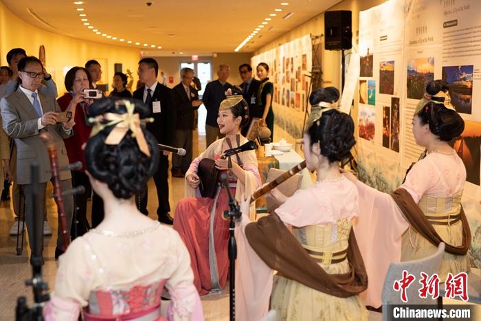 當?shù)貢r間5月19日，中國常駐聯(lián)合國代表團、中國文化和旅游部、泉州市人民政府在紐約聯(lián)合國總部聯(lián)合舉辦“茶和天下·雅集”主題展覽和招待會。圖為展覽現(xiàn)場泉州南音表演。 <a target='_blank' href='/' _fcksavedurl='/'><p  align=