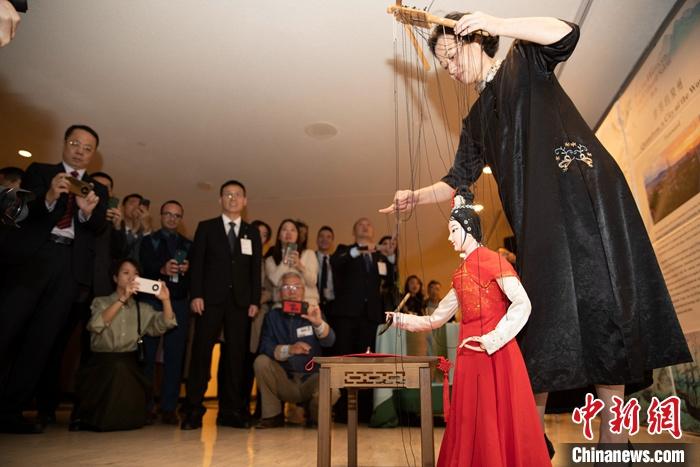 當?shù)貢r間5月19日，中國常駐聯(lián)合國代表團、中國文化和旅游部、泉州市人民政府在紐約聯(lián)合國總部聯(lián)合舉辦“茶和天下·雅集”主題展覽和招待會。圖為展覽表演泉州提線木偶寫書法。 <a target='_blank' href='/' _fcksavedurl='/'><p  align=