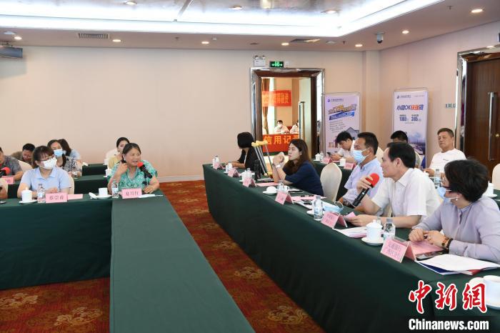 圖為中國(guó)銀行廣西分行代表在回應(yīng)桂林歸義生態(tài)農(nóng)業(yè)有限公司總經(jīng)理夏月紅的貸款需求?！∈Y雪林 攝