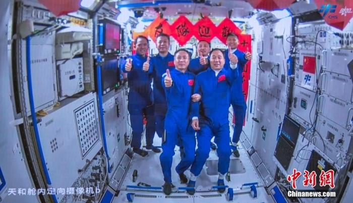 圖為神舟十五號(hào)航天員乘組與神舟十六號(hào)航天員乘組“全家?！?。中國(guó)載人航天工程辦公室 供圖