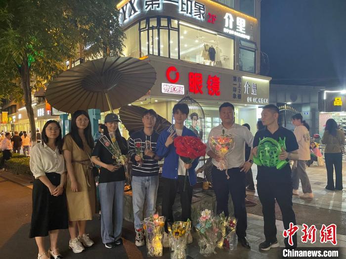 在東陽橫店，宣講團(tuán)導(dǎo)師、成員與橫店演員(右三)合影?！?東陽市融媒體中心 供圖