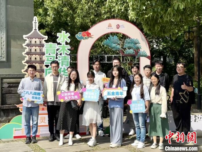 宣講團(tuán)成員在永康市合影。　呂鈺寧 攝