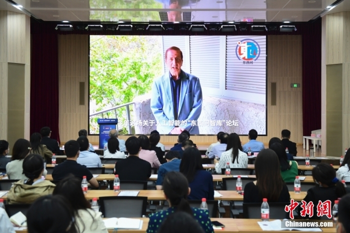 5月30日，<a target='_blank' href='/'>中新社</a>第二屆“東西問(wèn)智庫(kù)”主題論壇在北京舉行，多位中外專(zhuān)家圍繞“AI革命與文明進(jìn)化”展開(kāi)討論。圖為美國(guó)加州理工學(xué)院電氣工程和計(jì)算機(jī)科學(xué)教授、人工智能專(zhuān)家亞瑟·阿布-穆斯塔法通過(guò)視頻在論壇上作主旨演講。<a target='_blank' href='/'>中新社</a>記者 田雨昊 攝