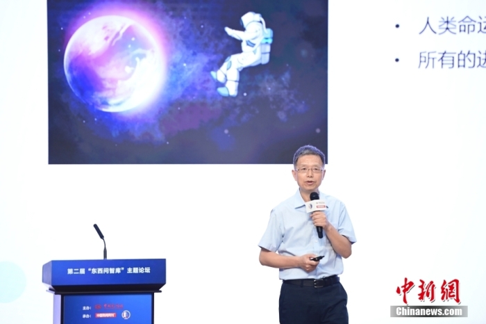 5月30日，<a target='_blank' href='/'>中新社</a>第二屆“東西問智庫”主題論壇在北京舉行，多位中外專家圍繞“AI革命與文明進(jìn)化”展開討論。圖為北京大學(xué)新聞與傳播學(xué)院教授胡泳在論壇上作主旨演講。<a target='_blank' href='/'>中新社</a>記者 田雨昊 攝