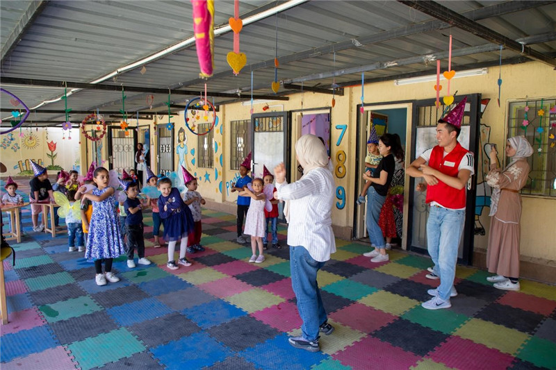 圖為中埃青年志愿者在埃及新開羅幼兒園開展“志愿服務伴成長，中埃攜手慶六一”活動。中建埃及分公司供圖