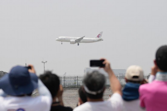 5月28日，C919首個(gè)商業(yè)航班東航MU9191飛抵北京首都國際機(jī)場(chǎng)。新華社記者鞠煥宗攝
