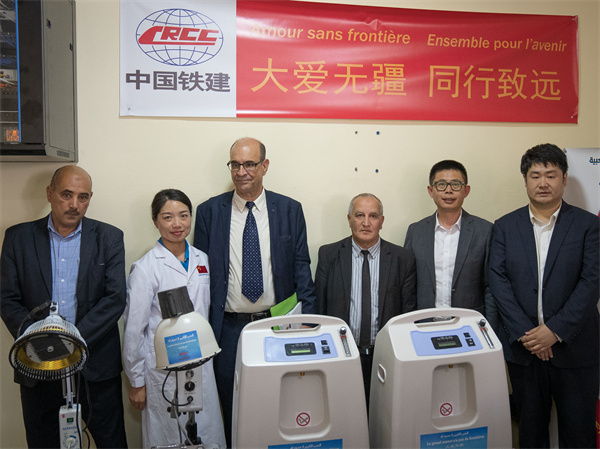 中國鐵建阿爾及利亞公司向當?shù)蒯t(yī)院捐贈醫(yī)療物資。鐵建國際供圖